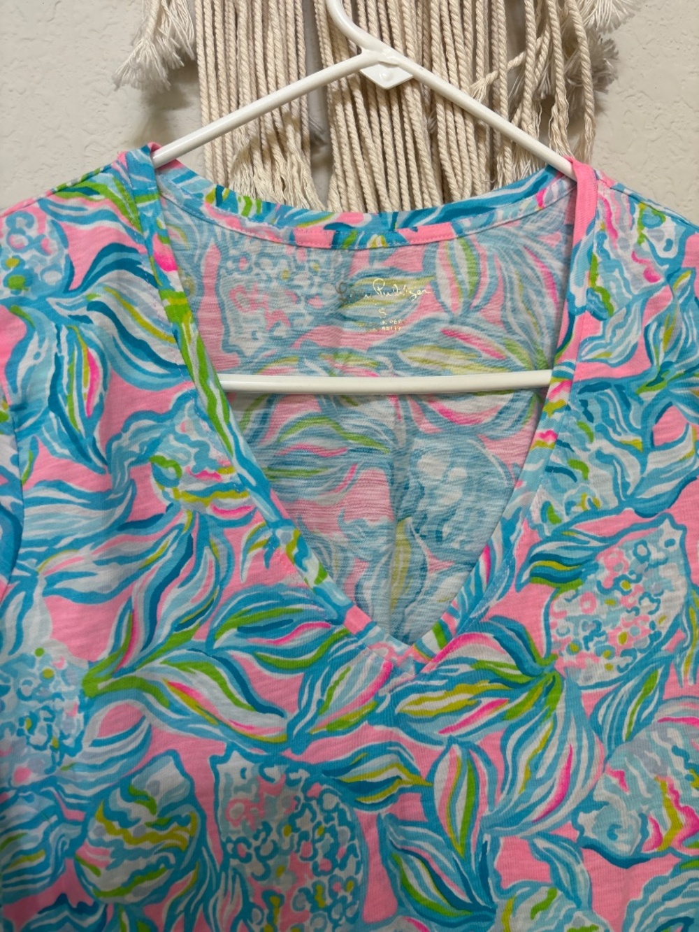 Lilly Pulitzer v-neck top - Picture 3 of 5